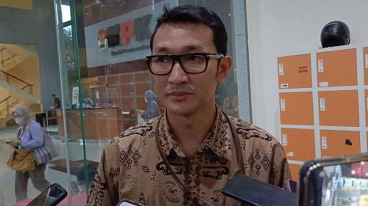 Penyidik Komisi Pemberantasan Korupsi (KPK) melakukan penyitaan satu unit mobil mewah yang diduga terkait kasus korupsi dalam pengembangan kasus di Rejang Lebong.