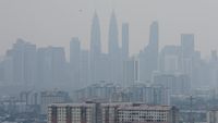 Kabut asap tebal menyelimuti lanskap urban di Malaysia, mengurangi jarak pandang dan memicu kekhawatiran serius akan kualitas udara akibat kebakaran hutan dan lahan (karhutla) di Indonesia. Kualitas udara di 17 stasiun pemantauan tercatat pada kategori 'tidak sehat'.