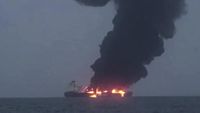 Asap membubung dari sebuah kapal yang diduga tanker minyak di perairan Selat Hormuz setelah insiden kebakaran yang dilaporkan media lokal Iran pada Sabtu (8/8).