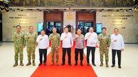 Kapolri Jenderal Listyo Sigit Prabowo (tengah) bersama sejumlah pimpinan lembaga negara lainnya saat menggelar pertemuan strategis di Mabes TNI AL untuk memperkuat soliditas dan sinergi nasional menghadapi tantangan bangsa.