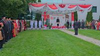 Duta Besar Muhsin Syihab memimpin upacara bendera HUT ke-81 RI di KBRI Ottawa, disaksikan oleh diaspora dan tamu undangan. (Dok. KBRI Ottawa)