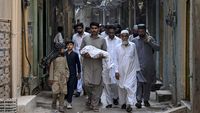 Petugas penyelamat dan pemadam kebakaran berjuang memadamkan api serta mengevakuasi korban setelah kebakaran maut melanda ruang perawatan ibu dan anak di sebuah rumah sakit pemerintah di Islamabad, Pakistan.