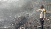 Asap tebal masih membumbung tinggi dari area TPA Waringinkurung, Serang, Banten, saat api tak kunjung padam. Polisi menyelidiki dugaan pembuangan sampah ilegal sebagai pemicu kebakaran yang berdampak pada kesehatan warga sekitar.