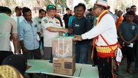 Menteri Dalam Negeri menyerahkan secara simbolis bantuan tali asih kepada salah satu ahli waris korban meninggal gempa di Desa Satar Kampas, NTT, menegaskan komitmen pemerintah dalam penanganan pascabencana.