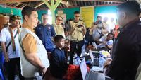 Petugas Ditjen Dukcapil sigap memulihkan dokumen kependudukan warga terdampak gempa di Flores, memastikan hak identitas tetap terjaga.