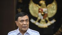 Seorang petugas pemadam kebakaran berupaya mengatasi titik api Karhutla di tengah kondisi kekeringan ekstrem akibat fenomena El Nino.