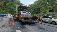Pekerja dari Kementerian PUPR tengah melakukan proses stabilisasi lereng dan penguatan struktur jalan di ruas Padang Panjang-Sicincin, Lembah Anai, untuk mencegah longsor dan menjamin ketahanan infrastruktur vital ini.