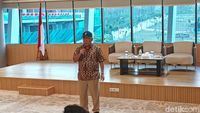 Plt. Kepala Otorita Ibu Kota Nusantara (OIKN) Basuki Hadimuldjono meninjau proyek pembangunan Rusun ASN di IKN.