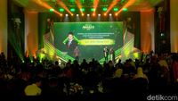 Ketua Umum BPP HIPMI, Ade Jona Prasetyo (tengah), menerima penghargaan Muda Penggerak Ekonomi Inspiratif pada acara detikSumatera Awards 2024 di Medan.