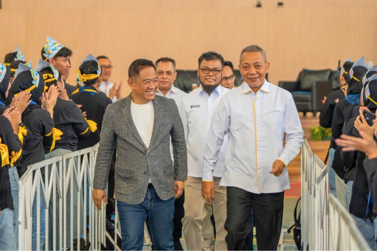 Direksi PT Krakatau Steel berinteraksi dengan perwakilan generasi muda dalam sebuah program edukasi, menekankan pentingnya sektor logistik bagi kemajuan ekonomi nasional.