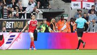 Pemain Arsenal melakukan lemparan jauh yang mematikan, sebuah taktik yang mungkin terpengaruh oleh aturan baru Liga Inggris.