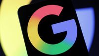 Ilustrasi ponsel pintar dengan ikon aplikasi Google dan indikator baterai yang menunjukkan penurunan daya, merefleksikan isu borosnya baterai.