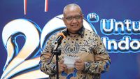 Direktur Utama LPDB Koperasi, Bapak Supomo, menyerahkan bantuan secara simbolis kepada perwakilan lansia di Panti Sosial Tresna Werdha Budi Mulia, sebagai bagian dari perayaan HUT ke-20 LPDB Koperasi.