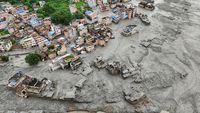 Pemandangan danau lumpur yang terbentuk akibat longsor di pegunungan Himalaya, menunjukkan potensi ancaman luapan air bah yang dapat memicu banjir susulan di perbatasan Nepal-Tibet.