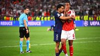 Kapten Paris Saint-Germain, Marquinhos, saat menerima penghargaan UEFA Respect: Beyond the Game Award atas aksi sportivitasnya di lapangan hijau.