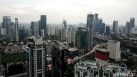 Seorang pemimpin sedang meninjau proyek pembangunan infrastruktur, simbol dari implementasi kebijakan ekonomi yang membutuhkan visi dan eksekusi kuat.