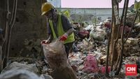 Petugas Dinas Lingkungan Hidup DKI Jakarta saat melakukan inspeksi terhadap area yang diduga menjadi tempat pembuangan sampah liar.