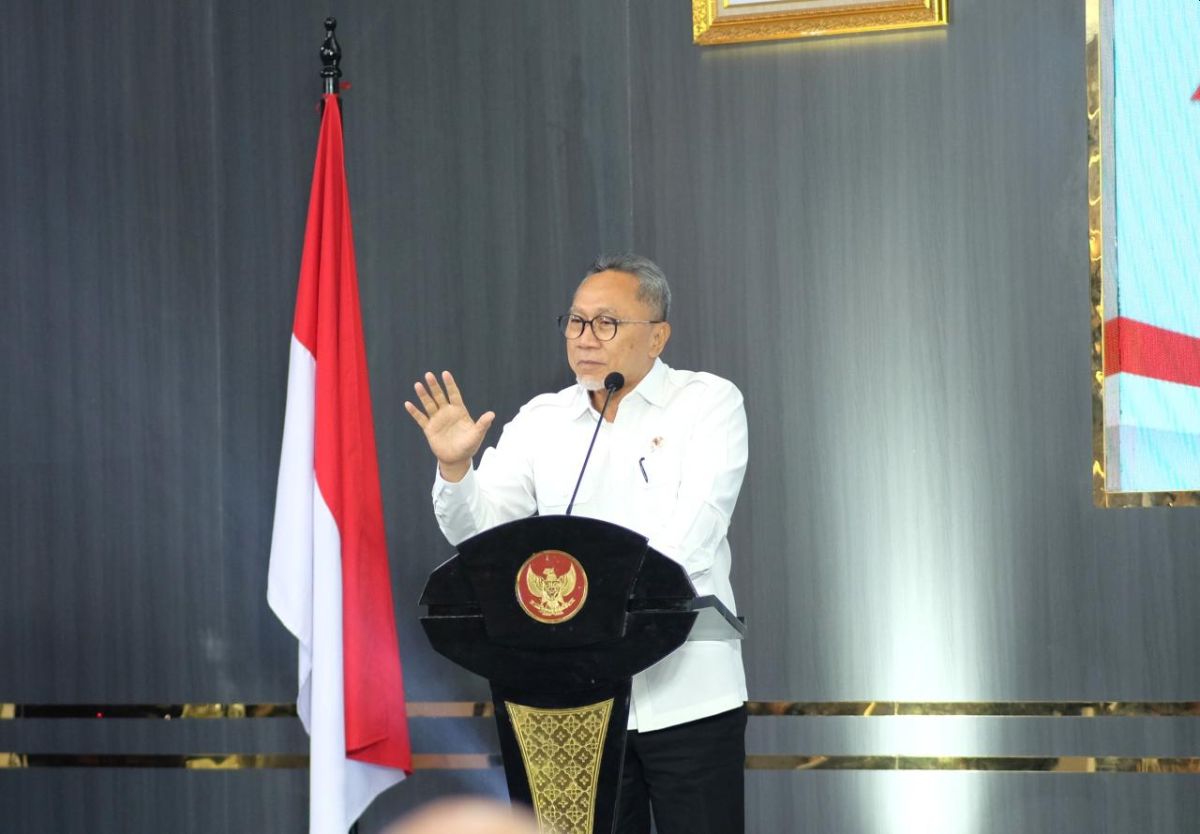 Zulkifli Hasan, Menteri Koordinator Bidang Perekonomian, saat memberikan keterangan pers. Pernyataannya mengenai pendanaan dari George Soros memicu diskusi publik.