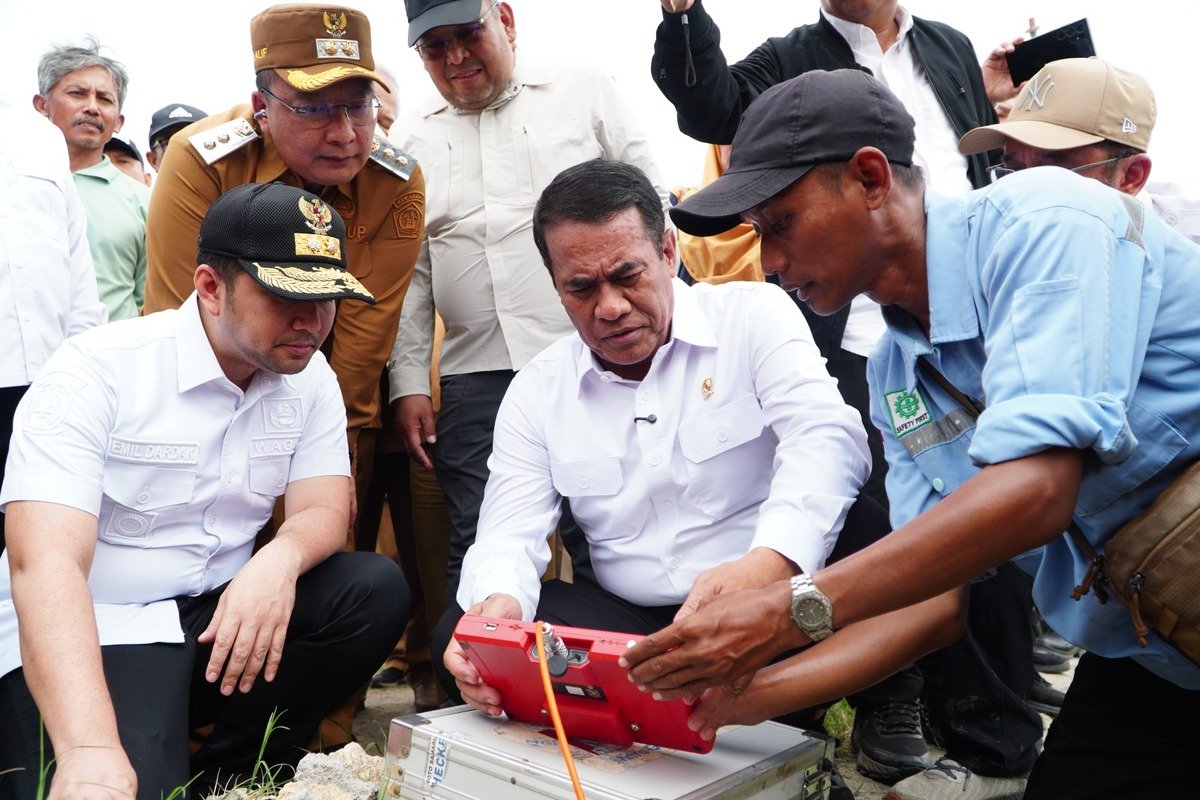 Petani bergotong royong mengairi sawah yang terdampak kekeringan El Nino dengan bantuan pompa air, menunjukkan upaya mitigasi cepat di lapangan.