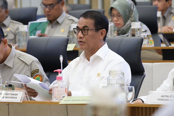 Menteri Pertanian Andi Amran Sulaiman dalam sebuah kesempatan. Kebijakan intervensi harga telur menjadi fokus utama pemerintah untuk menjaga stabilitas pangan dan ekonomi peternak.