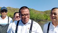 Menteri Lingkungan Hidup Jumhur Hidayat menyerukan penindakan tegas terhadap pelaku penebangan 10 pohon ilegal di Bandung.