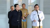 Menteri BUMN sekaligus Ketua Umum PSSI, Erick Thohir (kanan), saat berdiskusi dengan Sekretaris Kabinet Pramono Anung (kiri) mengenai persiapan venue FIFA ASEAN Cup 2026 di Jakarta. (Ilustrasi: Dok. Setkab/Ist)