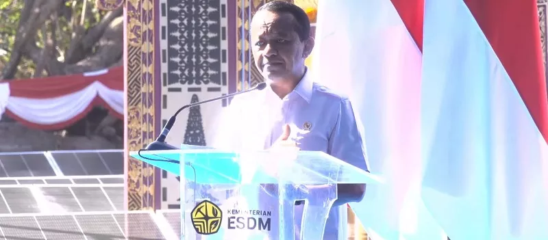 Menteri ESDM Bahlil Lahadalia menjelaskan rincian investasi proyek PLTS 100 GW yang diinisiasi Presiden terpilih Prabowo Subianto. Proyek ini diharapkan menghemat subsidi hingga triliunan rupiah per tahun.