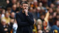 Michael Carrick memberikan instruksi dari pinggir lapangan saat pertandingan Manchester United di Premier League 2026/27. (Ilustrasi)