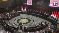 Petugas tanggap darurat bergerak cepat di lokasi bencana, menyoroti urgensi penetapan status bencana yang efisien. (Ilustrasi)