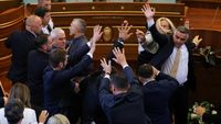 Perdana Menteri Kosovo Albin Kurti (kanan) menghadapi protes keras di parlemen, dengan insiden pelemparan telur oleh anggota oposisi yang mengganggu jalannya sidang penting.