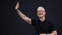 Tim Cook, CEO Apple, saat peluncuran produk. Rumor yang beredar menyebut ia akan meninggalkan posisi CEO pada 1 September, digantikan John Ternus.