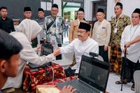Delegasi Muktamar Ke-35 NU sedang menggunakan sistem identifikasi berbasis chip untuk registrasi peserta di Jombang, menunjukkan adopsi teknologi mutakhir yang digarap para santri.
