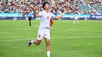 Striker Timnas Indonesia Mitchell Baker (kiri) bersaing ketat dengan penyerang Myanmar Win Naing Tun (kanan) dalam perebutan gelar top skor Piala AFF 2026.