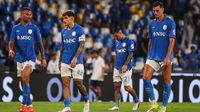 Bek Napoli berjuang menghentikan serangan lawan, simbol dari kritik 'pertahanan lembek' yang menghantui tim.