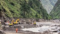 Danau yang terbentuk akibat longsoran tanah di wilayah pegunungan Himalaya, dekat perbatasan Nepal-Tibet, menunjukkan tanda-tanda luapan air yang mengancam.