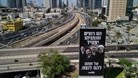 Reklame raksasa Partai Likud yang menampilkan empat tokoh yang dianggap sebagai musuh Israel, strategi kampanye Benjamin Netanyahu menjelang pemilihan umum.