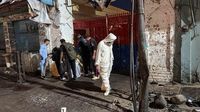 Petugas keamanan berjaga di lokasi serangan bom bunuh diri di Distrik Swat, Khyber Pakhtunkhwa, Pakistan, yang menewaskan 13 orang termasuk 8 polisi.