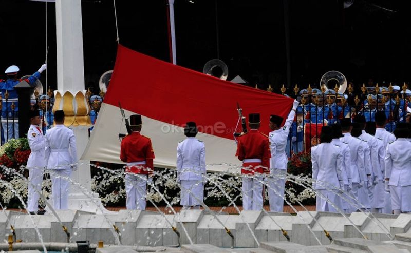 Anggota Paskibraka Nasional berbaris gagah di Istana Merdeka, siap mengibarkan Sang Saka Merah Putih pada peringatan Hari Kemerdekaan Republik Indonesia.