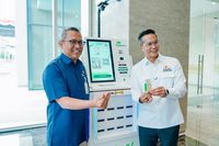 Perwakilan PT Pegadaian dan Kadin Indonesia berjabat tangan usai menandatangani nota kesepahaman untuk kolaborasi pemberdayaan ekonomi UMKM berbasis emas.