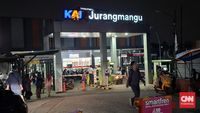 Petugas dan tim medis bersiap melakukan evakuasi di sekitar area Stasiun Jurangmangu pasca insiden tragis yang menewaskan seorang siswi SMA.