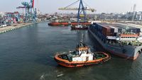 Kontainer petikemas berjejer rapi di salah satu terminal Pelabuhan Tanjung Priok, Jakarta, menandai komitmen Pelindo dalam meningkatkan kapasitas dan efisiensi logistik nasional.