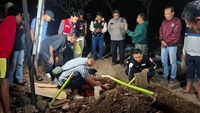 Petugas kepolisian melakukan olah tempat kejadian perkara (TKP) terkait penemuan kuburan bayi di sebuah rumah.