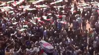 Ribuan warga Palestina berkumpul di Kota Gaza untuk pemakaman massal 112 korban sipil serangan Israel pada tahun 2023. Suasana duka mendalam menyelimuti kerumunan pelayat.