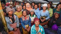 Gubernur Jawa Timur Khofifah Indar Parawansa berinteraksi dengan warga terdampak gempa saat kunjungannya di Manggarai, NTT, guna memantau layanan psikososial dan kesehatan serta memberikan dukungan.