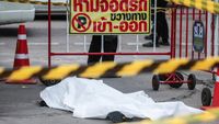 Petugas kepolisian Thailand berjaga di lokasi penembakan. Insiden ini menyoroti kembali tantangan kontrol senjata api di negara tersebut.