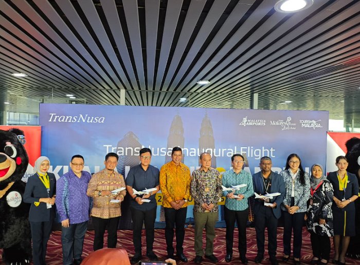 Pesawat TransNusa di landasan pacu, siap melayani rute internasional yang strategis.
