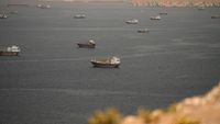 Pemandangan Selat Hormuz, jalur pelayaran minyak global yang vital, di tengah ancaman penutupan oleh Iran.