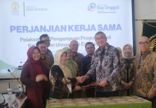 Rektor Universitas Esa Unggul, Dr. Ir. Arief Kusuma Among Praja, menyampaikan visi dan kolaborasi UEU dengan UI untuk Fakultas Kedokteran baru.