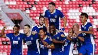 Gelandang Persib Bandung, Marc Klok, berduel memperebutkan bola dalam laga sebelumnya. Maung Bandung siap menghadapi Manila Digger di playoff ACL Two.