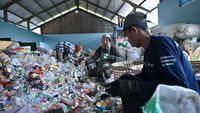 Warga Bantul aktif memilah sampah di TPS 3R GO-SARI, mengubah limbah menjadi produk bernilai ekonomi dalam skema ekonomi sirkular.